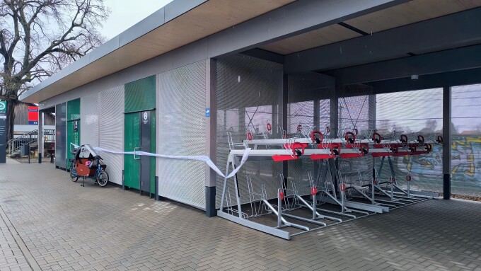Teil des Radparks mit überdachter Fahrradeinstellanlage und geschlossener Anlage, davor Lastenrad