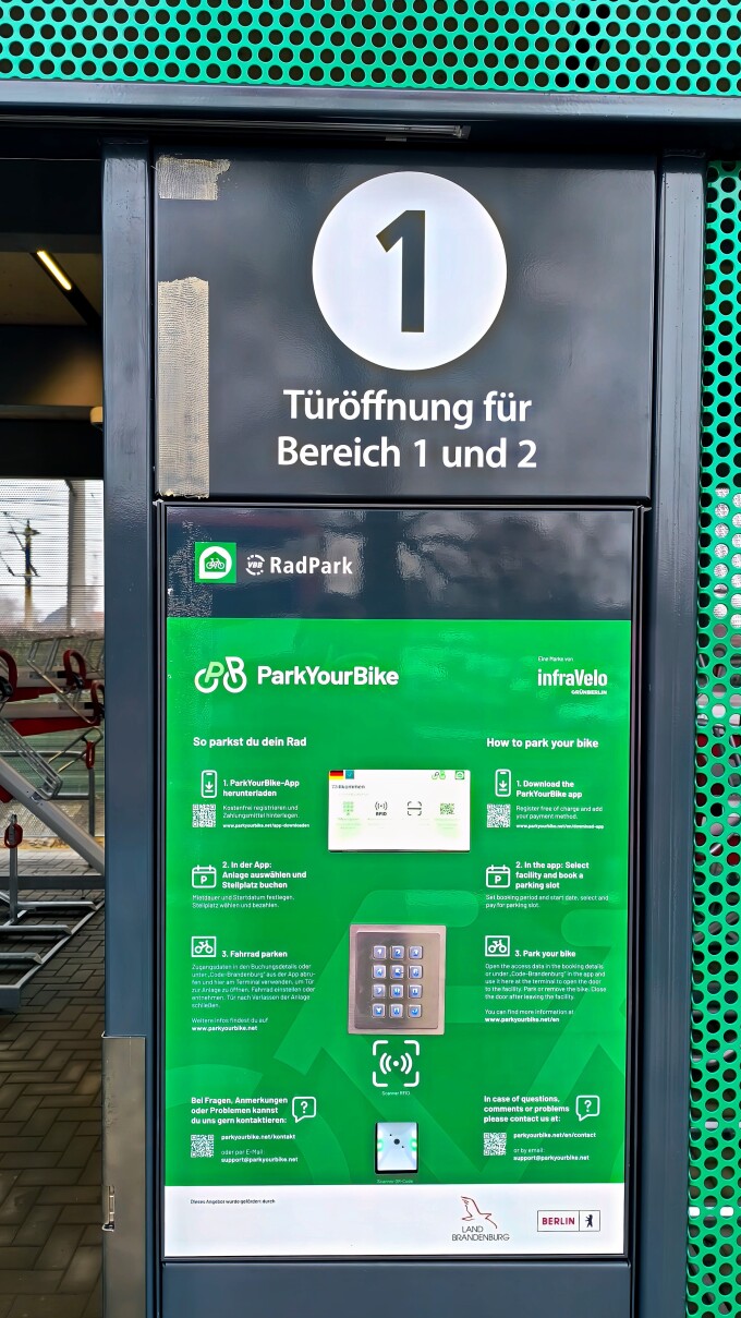 grüne Informationstafel zu park-your-bike
