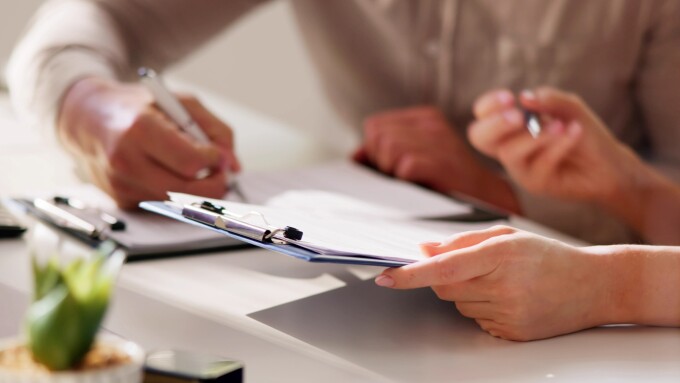 Hände mit Klemmbrett