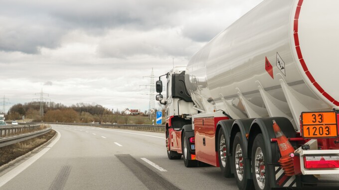 Lkw mit Gefahrgut auf Autobahn