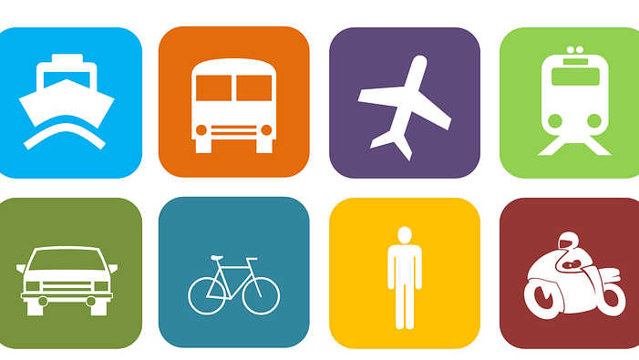 Symbole verschiedener Verkehrsmittel in Viereckfeldern: Schiff, Auto, Zug, Bus, Motorrad, Flugzeug und eine Person