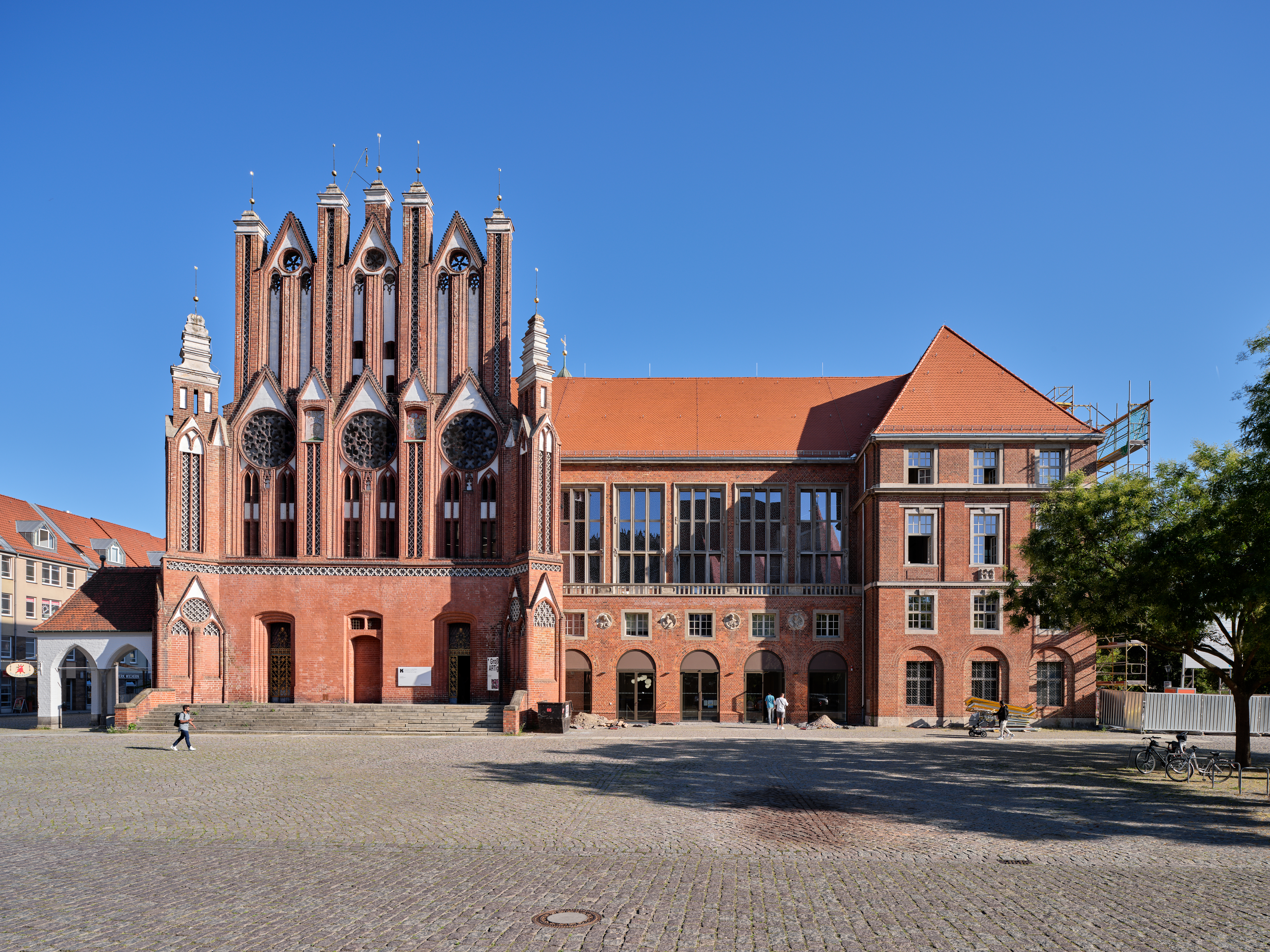 Sie sehen die Südfassade des Rathauses in Frankfurt (Oder).