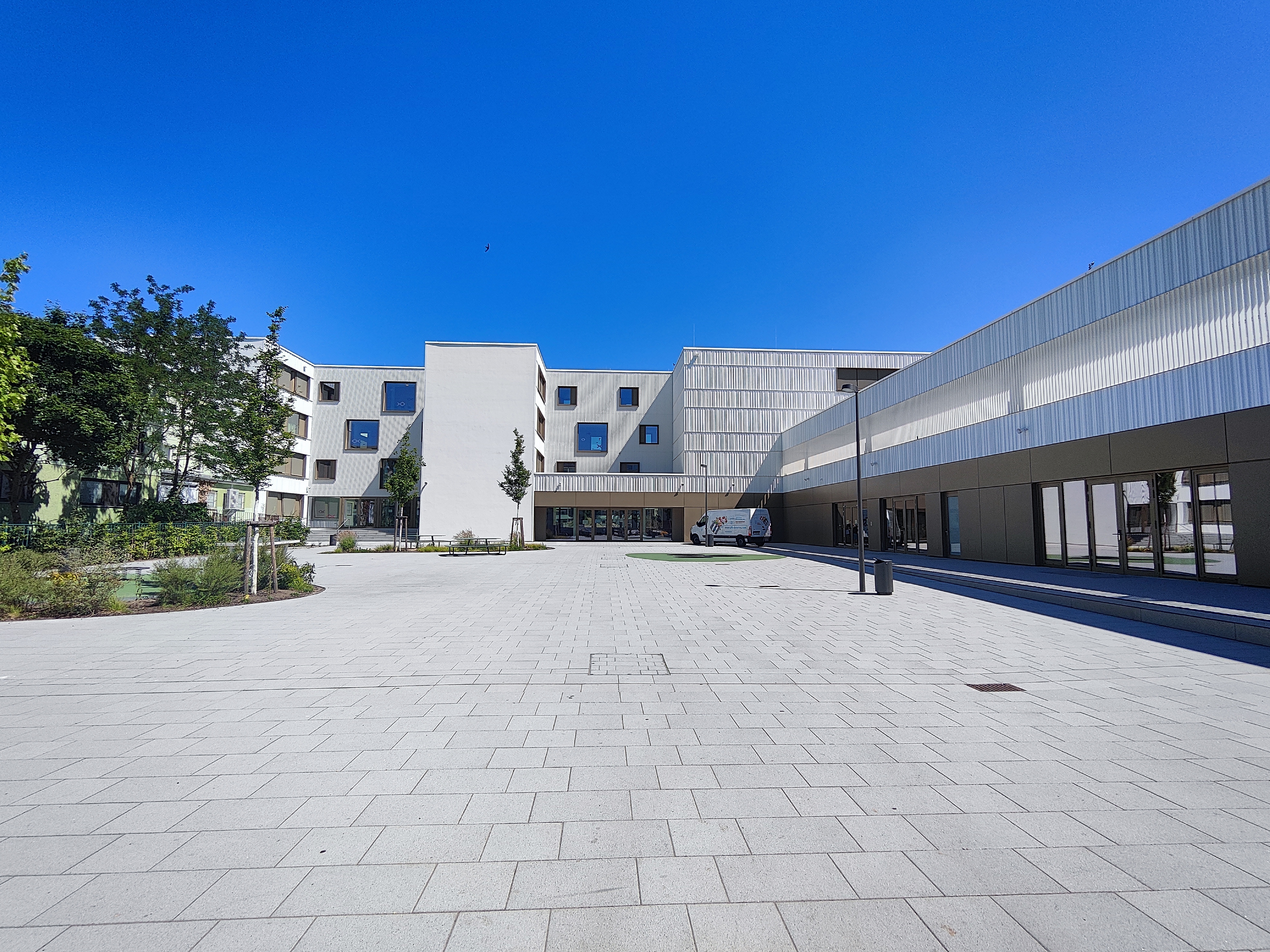 Sie sehen den Schulinnenhof einer Grundschule in Strausberg.